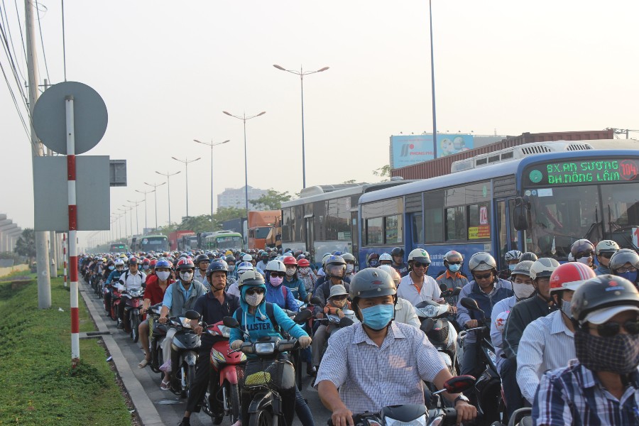 Vụ tai nạn khiến Xa lộ Hà Nội kẹt cứng - Ảnh: Đức Tiến 