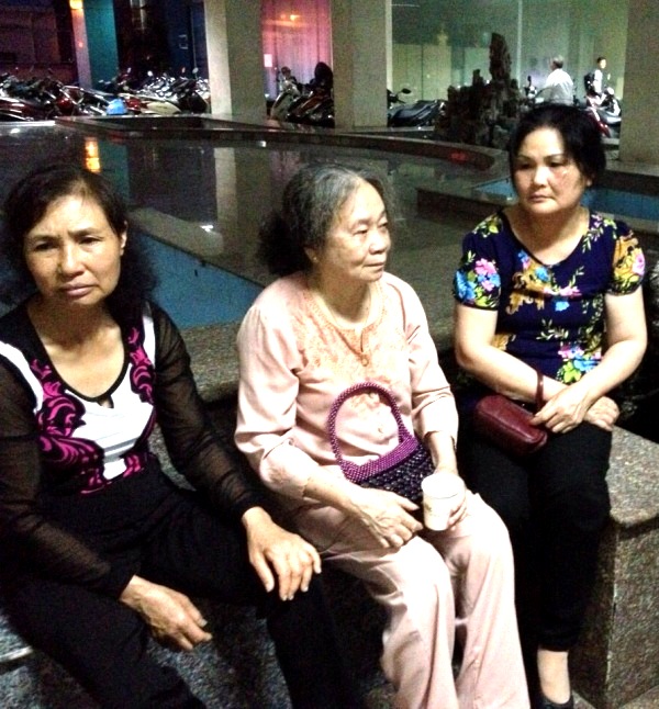 Chị Thanh cho biết có nhiều người phụ nữ lớn tuổi bị tăng huyết áp, khó thở vì mắc kẹt trong thang máy quá lâu - Ảnh: do cư dân chung cư cung cấp 