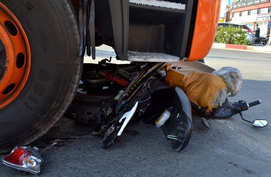 Xe máy hư hỏng nặng sau tai nạn - Ảnh: Khả Lâm 