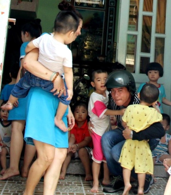 Hàng chục trẻ mầm non được di tản đến nơi an toàn - Ảnh: Khả Lâm 