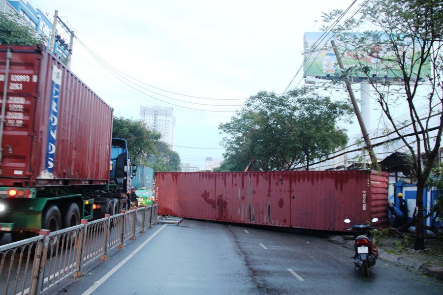 Thùng container rớt xuống choáng giữa đường trên đường Nguyễn Tất Thành - Ảnh: Khả Lâm 