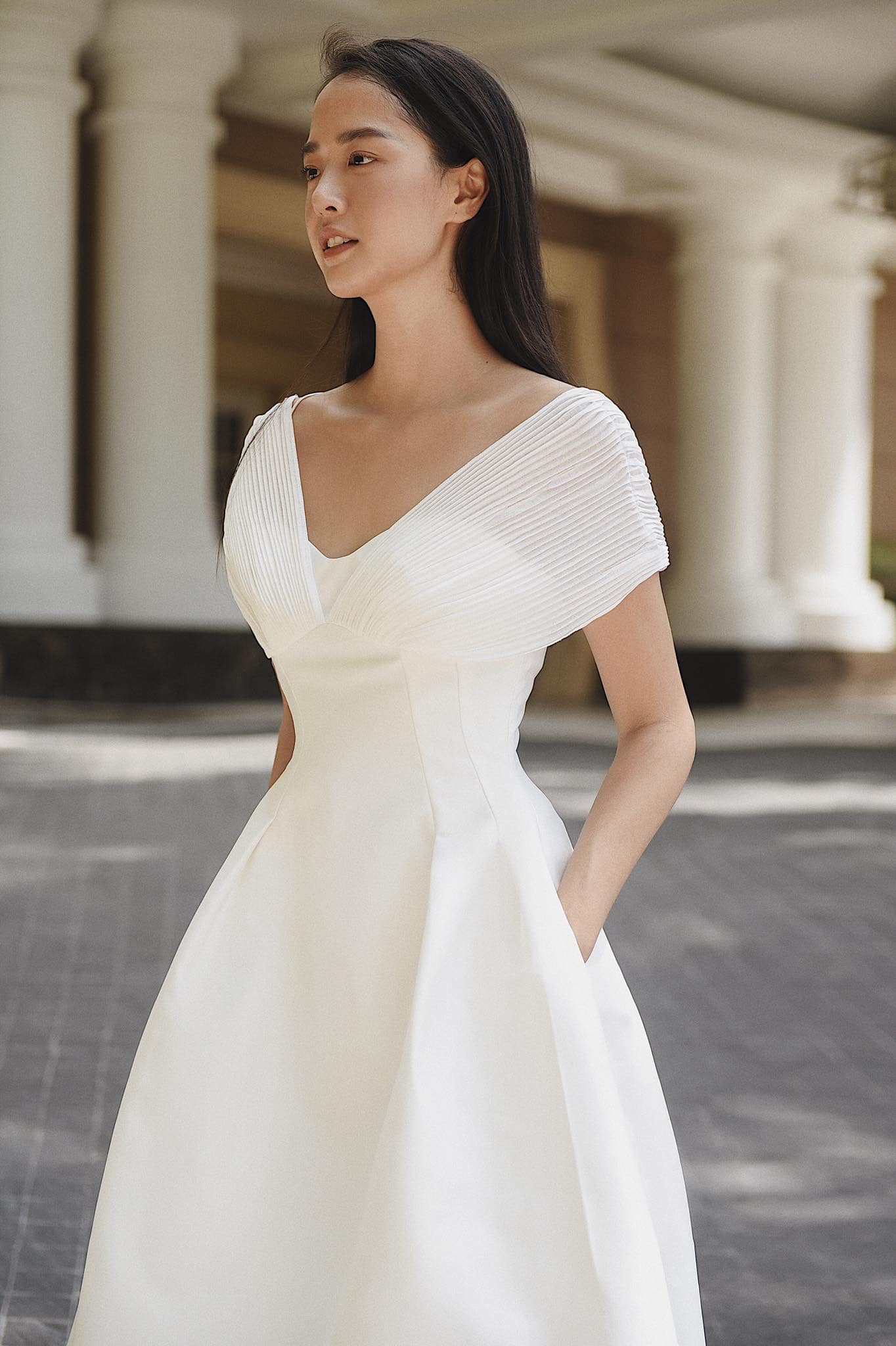 Đầm trắng nhún