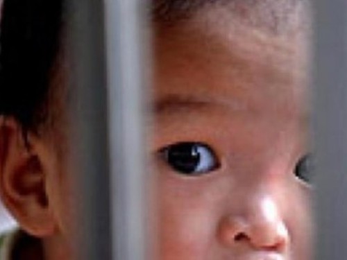 Một đứa trẻ trong một trại trẻ mồ côi ở Trung Quốc - Ảnh minh họa: AFP