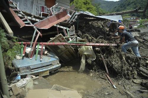 Một căn nhà bị tàn phá sau trận lở đất - Ảnh: AFP