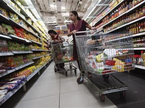 Các cửa hàng quốc doanh ở một số bang của Ấn Độ đã được lệnh loại mì gói Maggi của Nestle India khỏi kệ trưng bày - Ảnh: Reuters