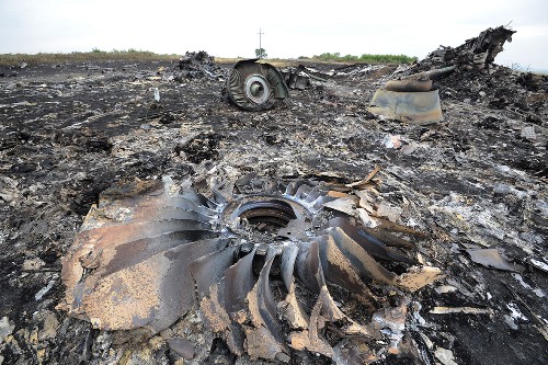 Hiện trường vụ rơi máy bay MH17 ở miền đông Ukraine - Ảnh: AFP