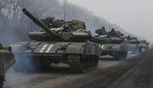 Xe tăng của quân đội Ukraine tuần tra ở miền đông Ukraine - Ảnh: Reuters