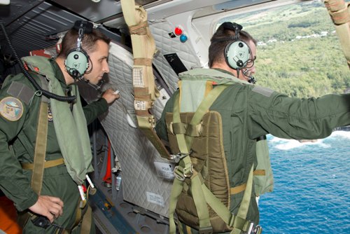 Một máy bay vận tải quân sự của Pháp trong chiến dịch tìm kiếm MH370 dọc theo bờ biển đảo Reunion - Ảnh: Reuters