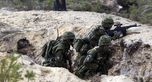 Các binh sĩ tham gia một cuộc tập trận quy lớn của NATO ở Estonia vào tháng 6.2015  - Ảnh: Reuters
