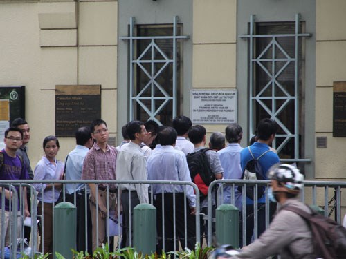  Người Việt Nam xếp hàng xin cấp visa tại Tổng lãnh sự quán Mỹ ở TP.HCM  - Ảnh: Trung Hiếu