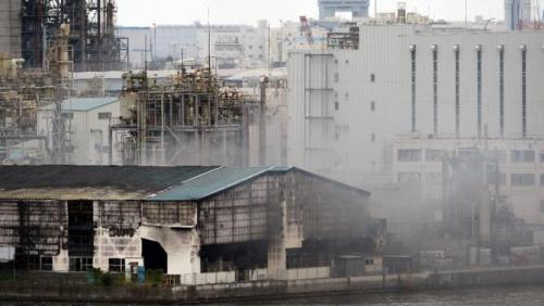 Khói bốc lên từ nhà máy sản xuất ống thép ở gần sân bay Haneda, thủ đô Tokyo (Nhật Bản) ngày 24.8.2015 - Ảnh: AFP