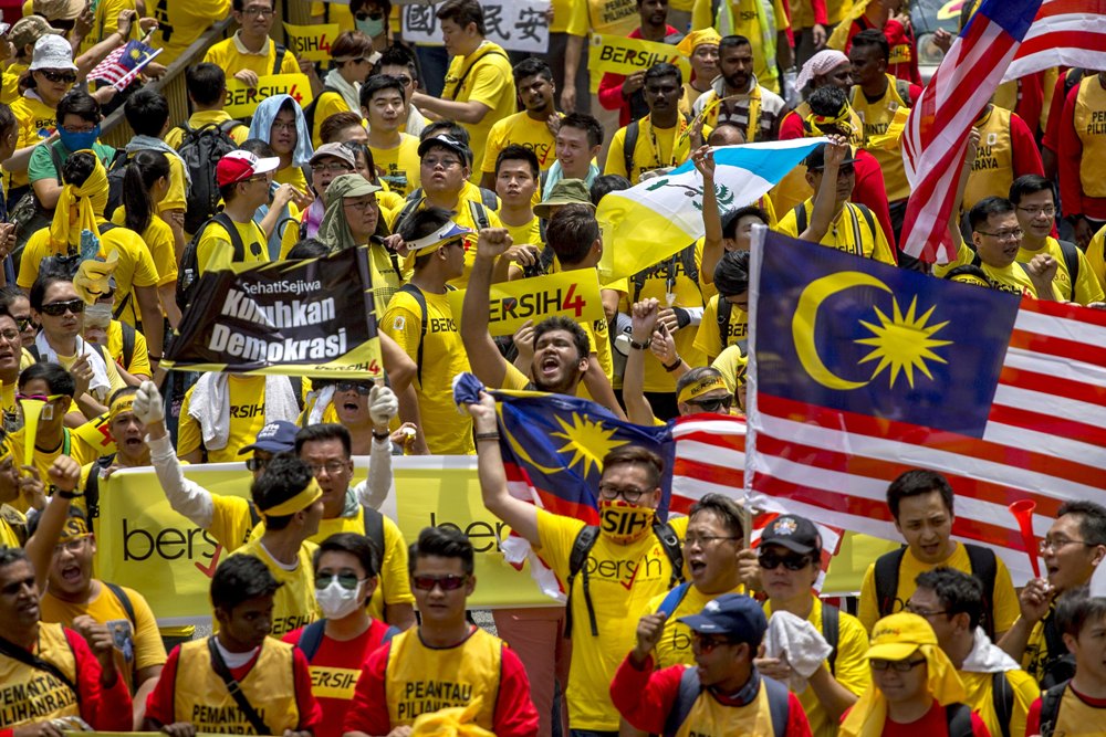 Dân Malaysia tham gia cuộc tuần hành ở thủ đô Kuala Lumpur, yêu cầu Thủ tướng Najib Razak phải từ chức - Ảnh: Reuters