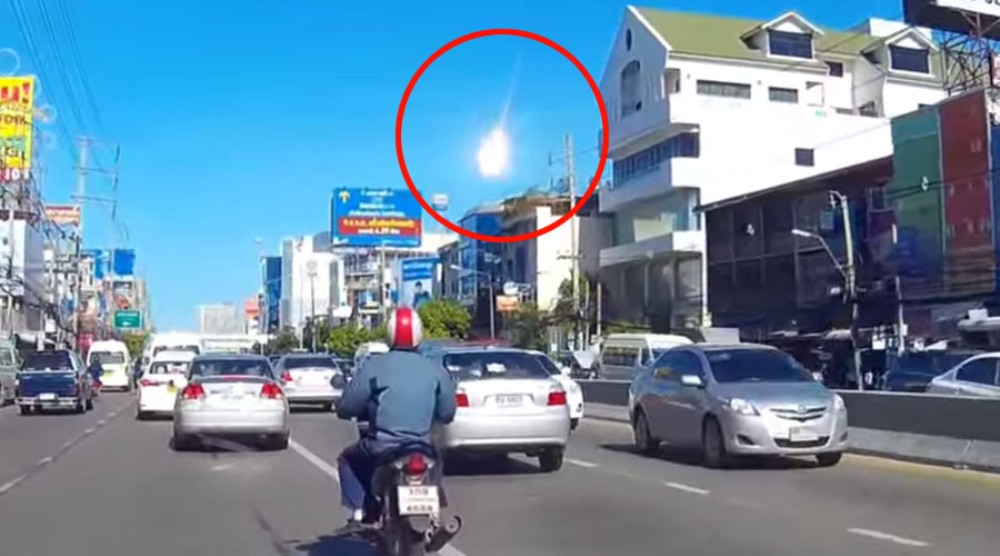 Quả cầu lửa được cho là thiên thạch lớn rơi xuống Thái Lan - Ảnh chụp màn hình video Youtube