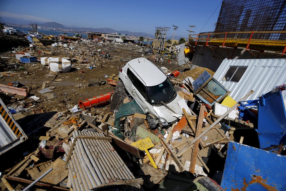 Tan hoang và đổ nát ở thành phố Coquimbo - Ảnh: Reuters