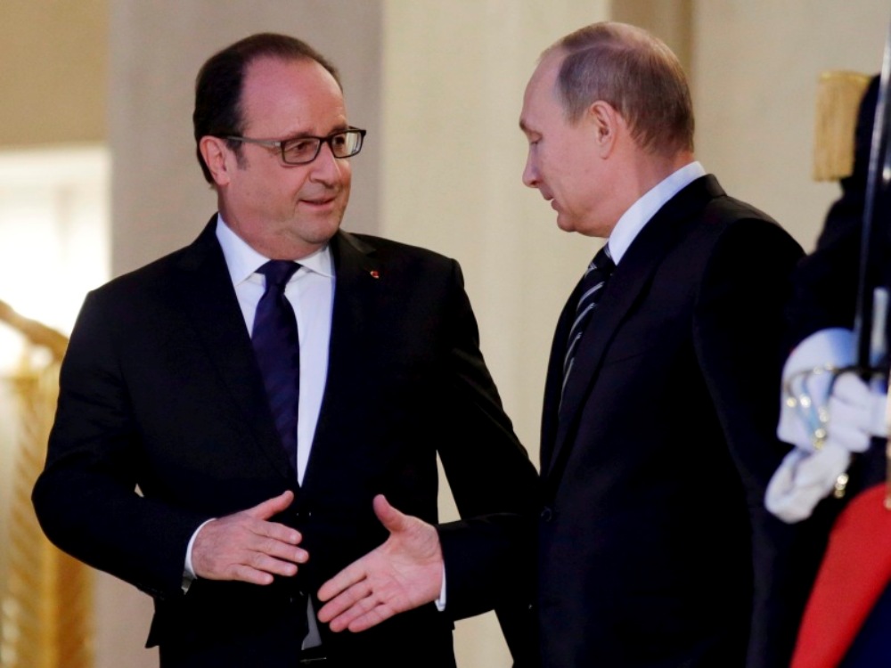 Tổng thống Pháp Francois Hollande (trái) tiếp đón Tổng thống Nga Vladimir Putin tại thủ đô Paris, Pháp ngày 2.10.2015 - Ảnh: Reuters