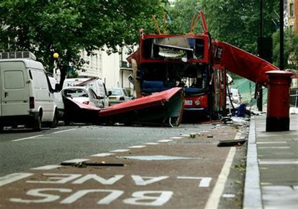 Hiện trường chiếc xe buýt hai tầng bị đánh bom ở thủ đô London, Anh ngày 7.7.2005 - Ảnh: Reuters