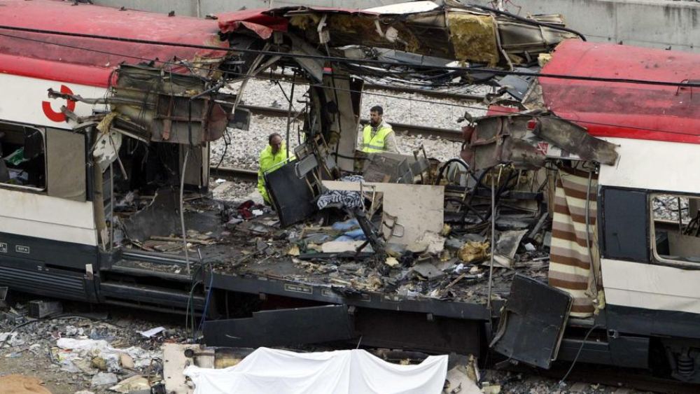 Một chiếc xe lửa bị hủy hoại sau khi quả bom phát nổ ở Tây Ban Nha ngày 11.3.2004 - Ảnh: Reuters