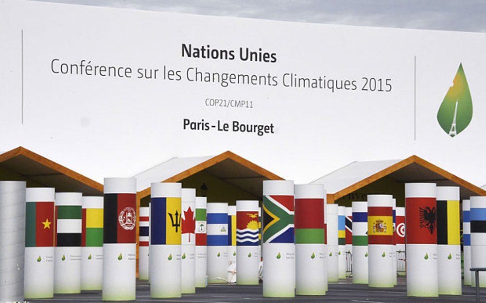 Cổng vào nơi tổ chức hội nghị thượng đỉnh về biến đổi khí hậu ở thủ đô Paris, Pháp - Ảnh: AFP