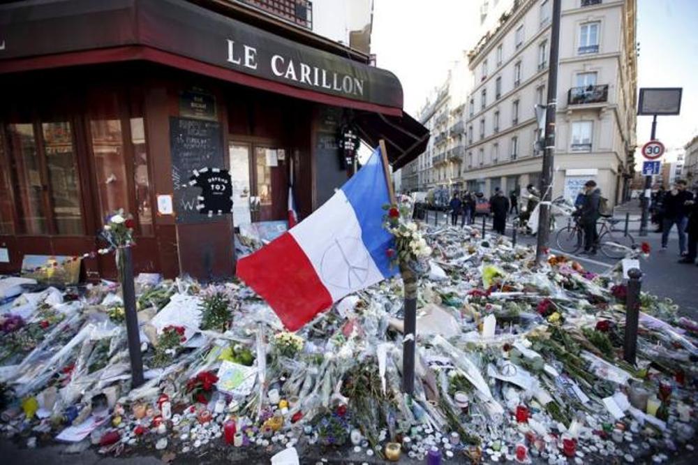 Những bó hoa tưởng niệm nạn nhân thiệt mạng tại một trong số những địa điểm bị tấn công khủng bố ở Paris ngày 13.11 - Ảnh: Reuters