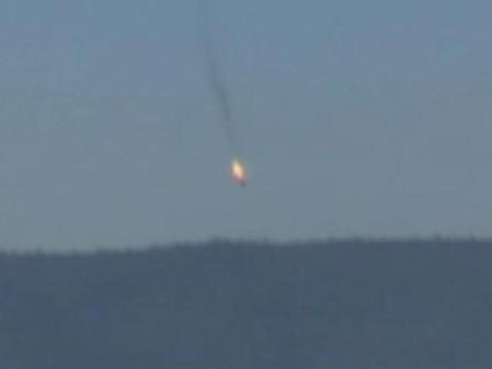 Hình ảnh máy bay ném bom Nga Su-24 bị bắn bốc cháy ở khu vực biên giới Thổ Nhĩ Kỳ-Syria - Ảnh: Reuters