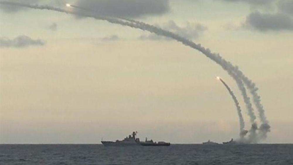 Tàu chiến của Hải quân Nga từ biển Capsi phóng tên lửa hành trình Kalibr nhắm vào các mục tiêu ở Syria hồi tháng 10.2015 - Ảnh: Reuters