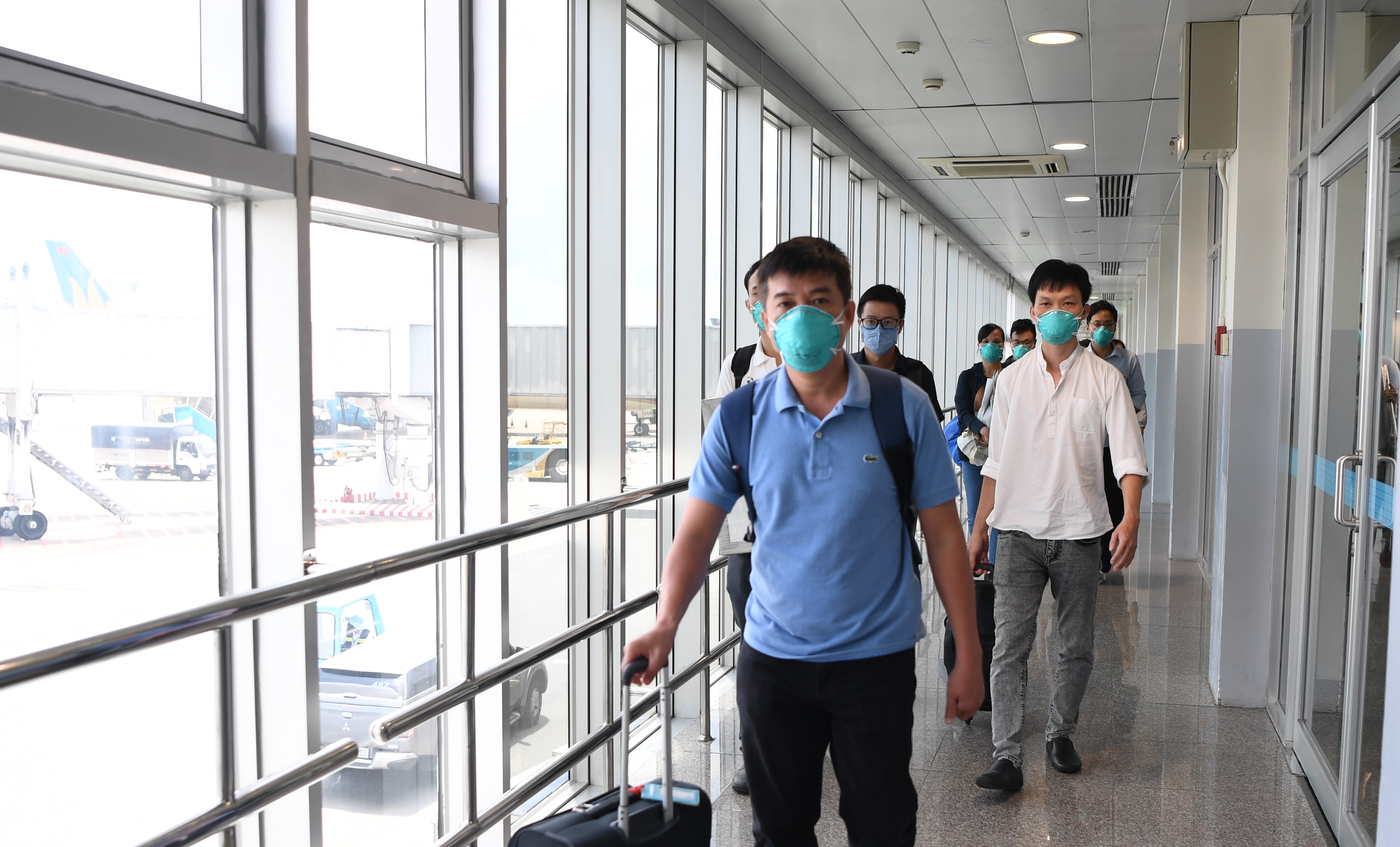 Đội phản ứng nhanh Bệnh viện Chợ Rẫy về đến sân bay Tân Sơn Nhất. /// ẢNH: BVCC