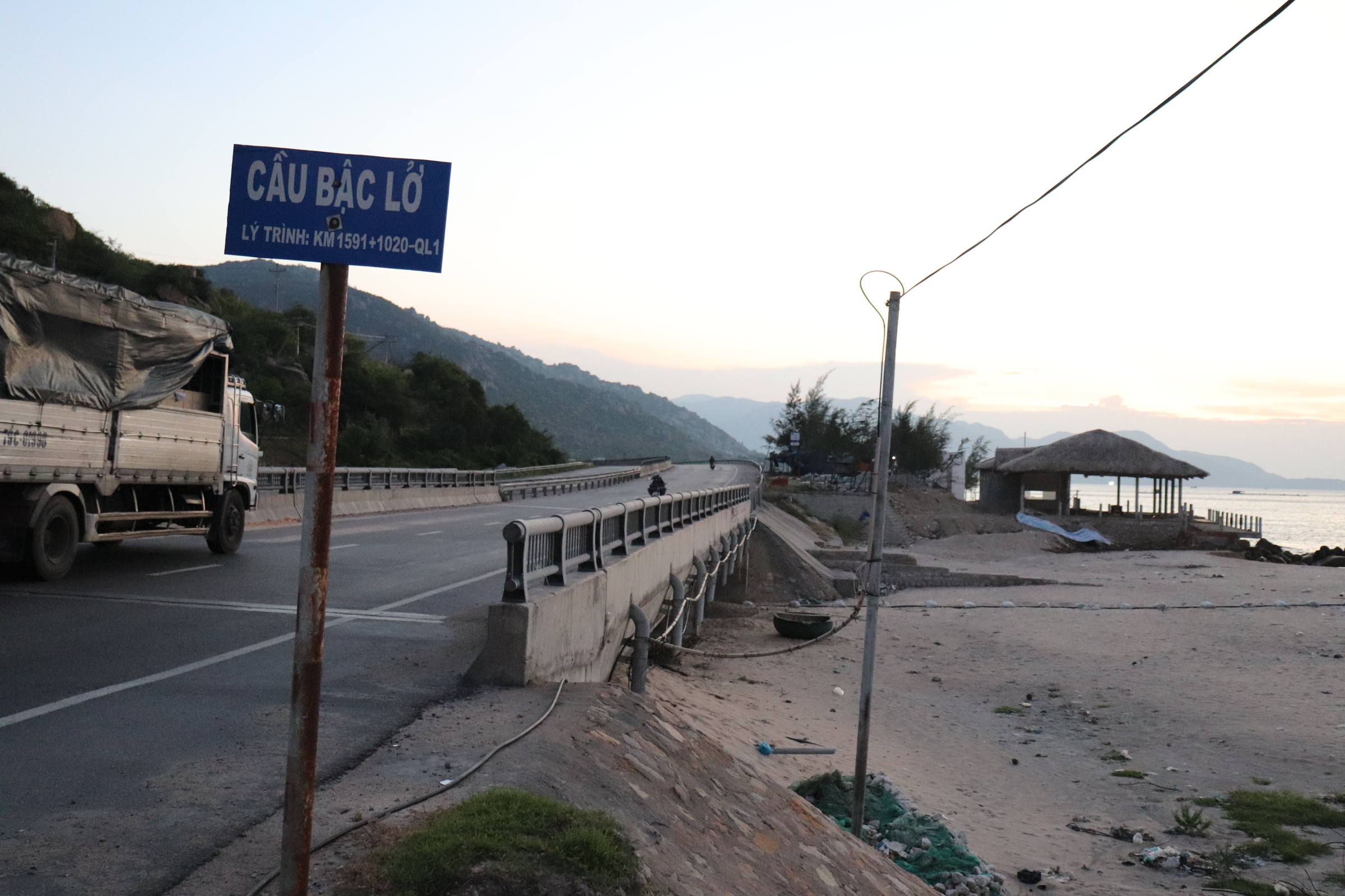 Nhà hàng Vĩnh Hảo 2 khi mới xây dựng tháng 7.2018, đây là đoạn đường cong cua giáp với Cà Ná - Ninh Thuận rất nhiều tai nạn giao thông đã xảy ra