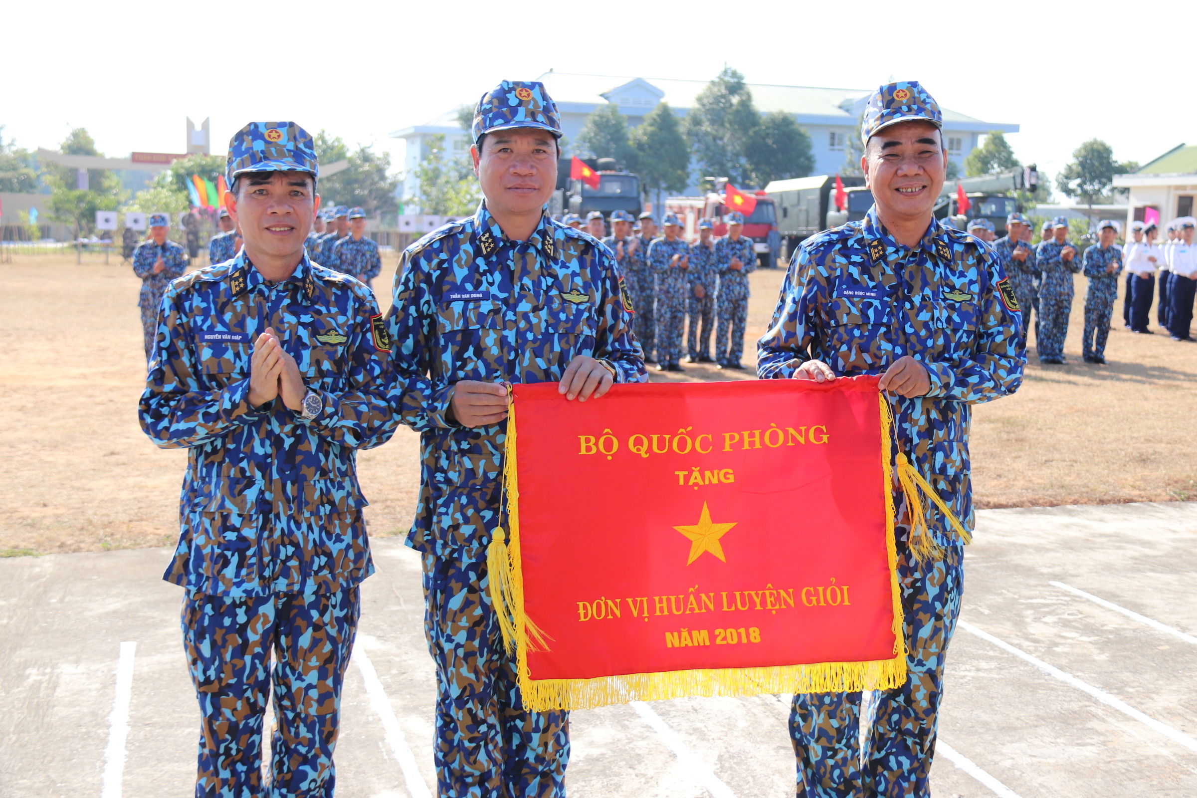 Đại tá Đỗ Tấn Hồng (trái) thay mặt Bộ Tư lệnh hải quân tặng cờ thi đua của Bộ Quốc phòng cho Lữ đoàn 681 Hải quân