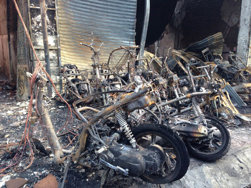 Nhiều xe máy bị cháy rụi 