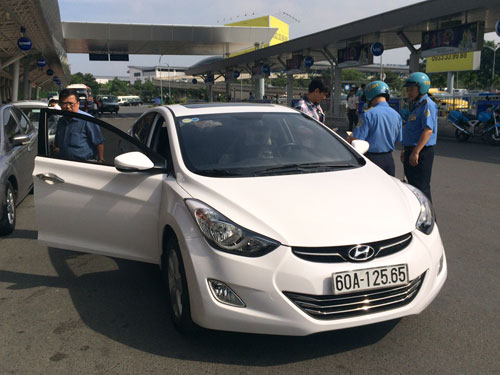 Kiểm tra taxi Uber tại sân bay Tân Sơn Nhất - Ảnh: Đ.Mười