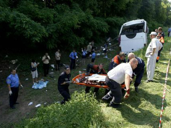 Xe quân sự Ukraine húc đầu xe buýt, 12 lính thiệt mạng