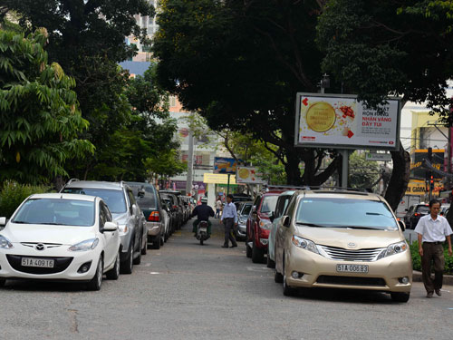 Dự án bãi đậu xe ngầm tại công viên Lê Văn Tám vẫn đang “đứng bánh” trong khi xe khó kiếm chỗ đậu bên ngoài công viên - Ảnh: Diệp Đức Minh