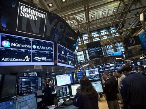 Giá dầu thế giới vừa chạm mức đáy trong vòng 5,5 năm trở lại đây ngay sau khi Goldman Sachs và Societe Generale cắt giảm giá dự báo trong năm 2015 - Ảnh: Reuters