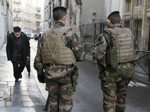 Binh sĩ Pháp tuần tra tại một khu phố của người Do Thái ngày 14.1 - Ảnh: Reuters