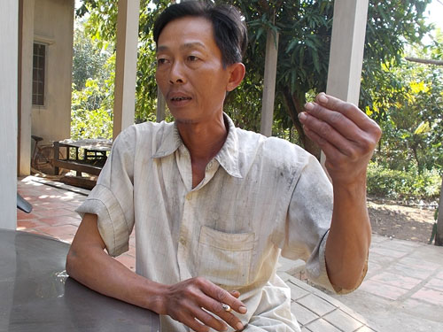 Ông Nguyễn Ngọc Khương bức xúc vì đã đánh bài chung bằng tờ vé số trúng thưởng, lẽ ra đã thuộc về mình - Ảnh: Thanh Đức