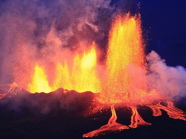 Núi lửa hoành hành ở Iceland