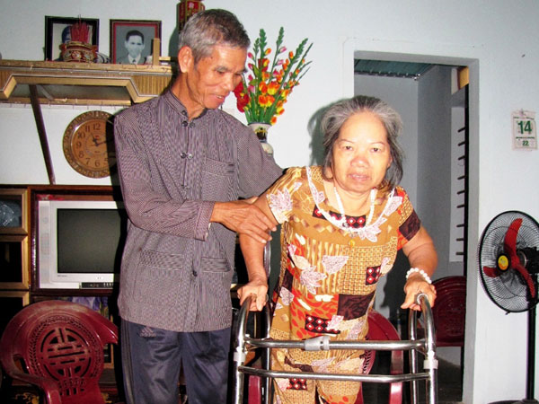 Chuyện vợ chồng già khuyết tật