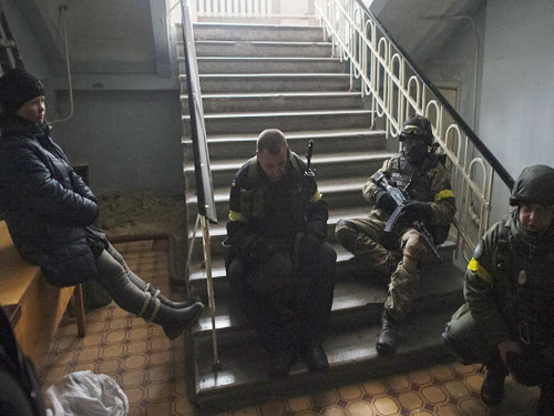 Quân chính phủ Ukraine ẩn náu trong một trường học ở Debaltseve - Ảnh: Reuters