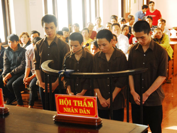 Đánh hội đồng, 4 thanh niên cùng lãnh án 