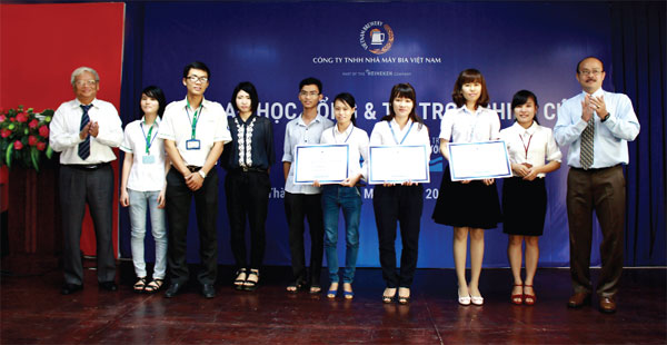 Ông Trần Minh Triết, Phó tổng giám đốc VBL (bìa phải), trao học bổng và tài trợ nghiên cứu cho các sinh viên và nhà khoa học trẻ tại TP.HCM								ẢNH: NGUYỄN HẠNH