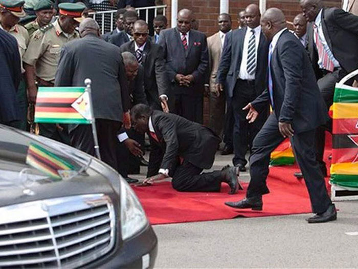 Tổng thống Zimbabwe vấp ngã