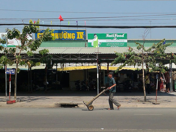 Thu phí chợ vô tội vạ