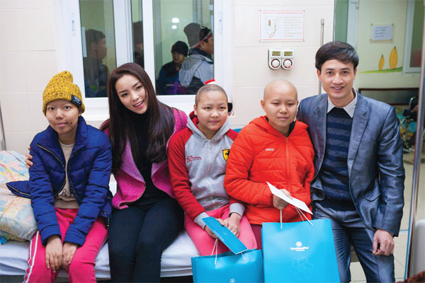 Hoa hậu Kỳ Duyên, đại diện Công ty Hoa Thiên Phú trao quà cho trẻ em tại Bệnh viện K				                   ảnh: hoa thiên phú
