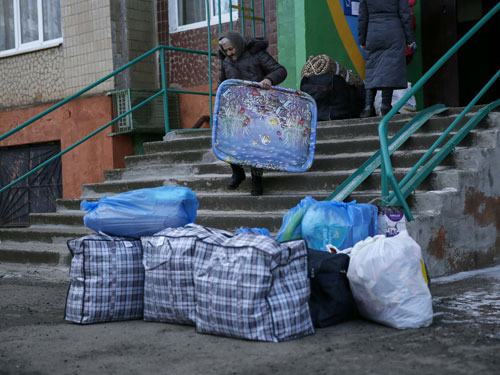 Người dân ở thị trấn Kramotorsk, miền đông Ukraine sơ tán trong ngày 11.2 - Ảnh: Reuters