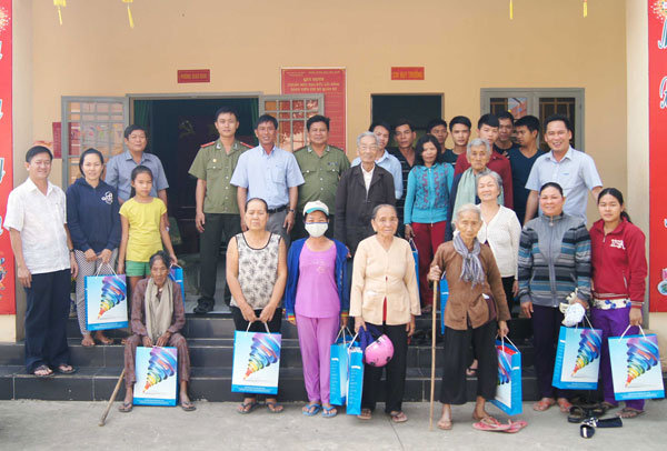  Báo Thanh Niên, Công an tỉnh Bình Dương trao quà ở xã Tân Bình 