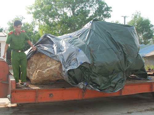 Tảng đá canxedon tang vật được tạm giữ tại cơ quan công an - Ảnh: Ngọc Anh