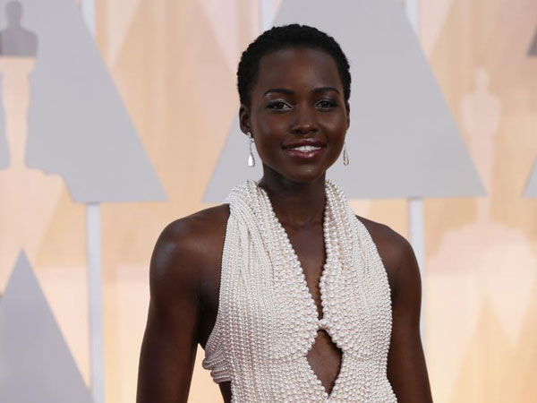 Ngọc trai trên váy Lupita Nyong’o là hàng giả?