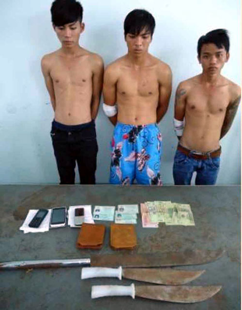 Ba tên cướp và vật chứng tại Công an TP.Kon Tum - Ảnh: Phạm Anh