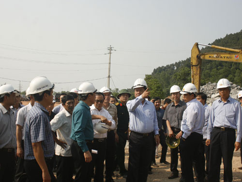 Bộ trưởng GTVT Đinh La Thăng kiểm tra công trình thi công hầm đường bộ qua đèo Phú Gia - Ảnh: Đình Toàn