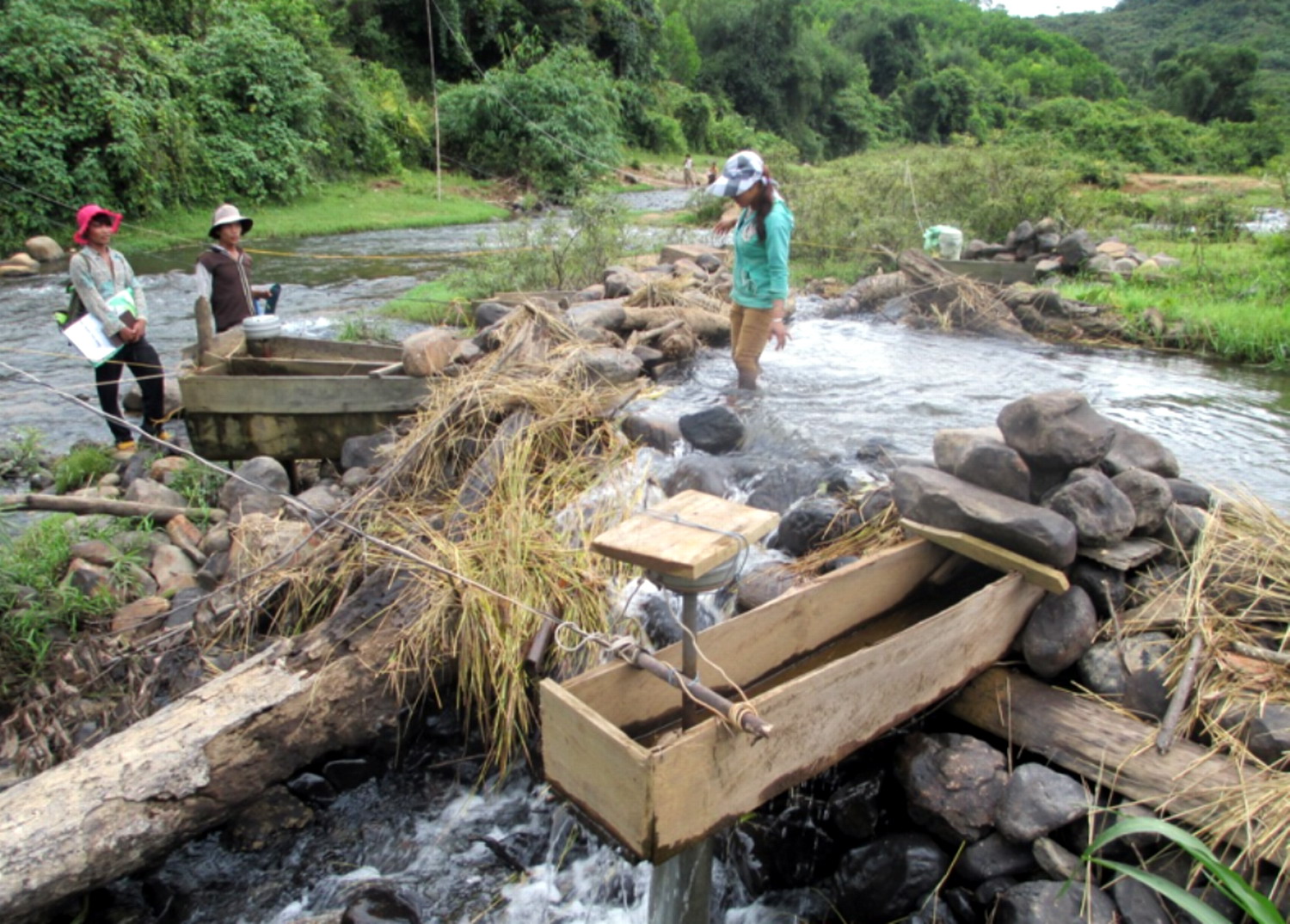 Thủy điện của dân làng Kon Pling đặt dọc theo dòng suối - Ảnh: Phạm Anh